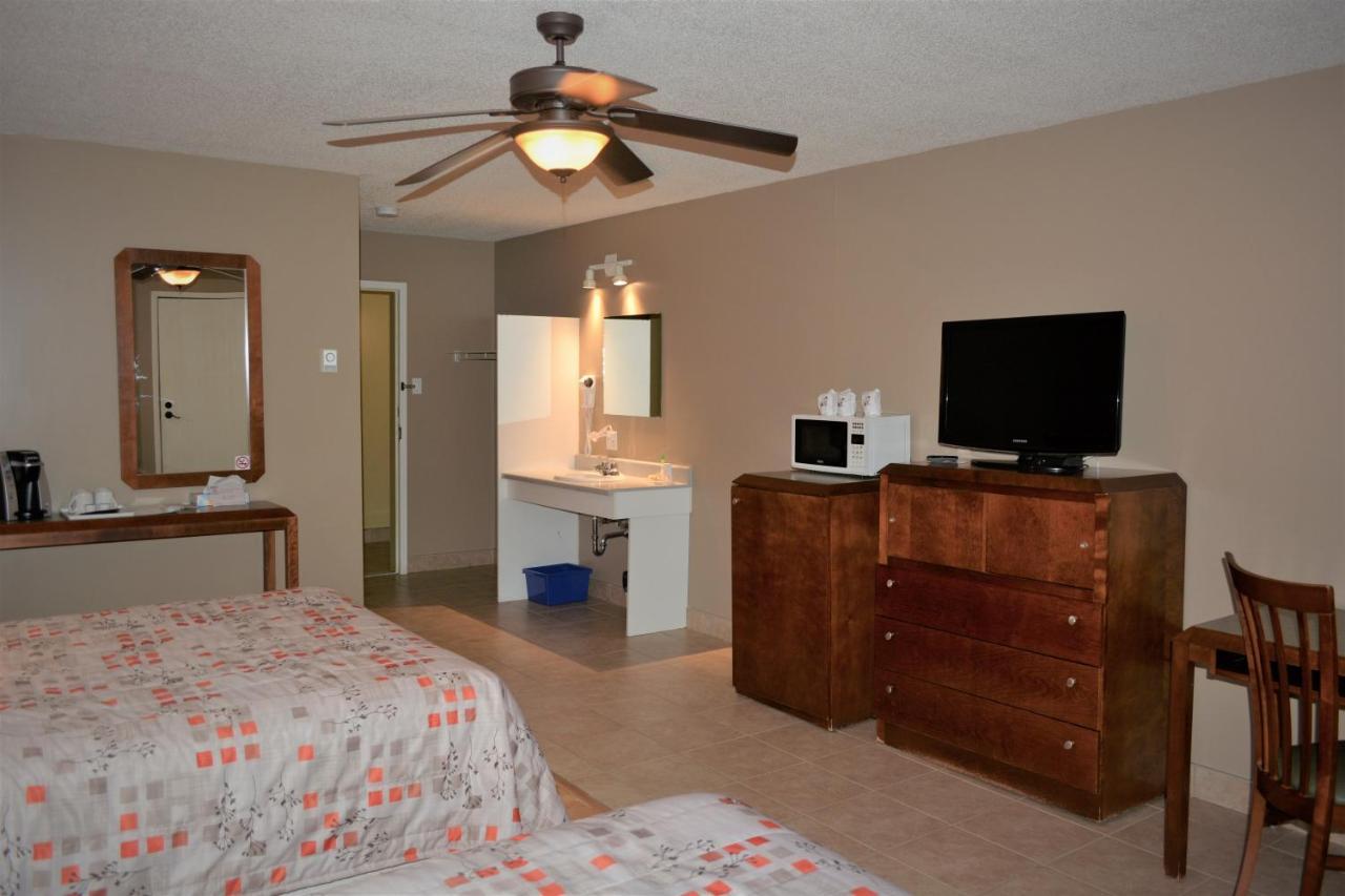 Motel Quatre Saisons Forestville Ngoại thất bức ảnh