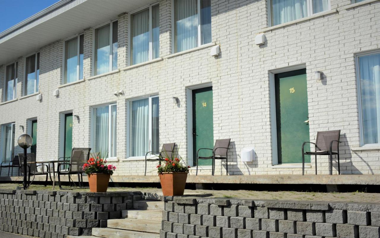 Motel Quatre Saisons Forestville Ngoại thất bức ảnh