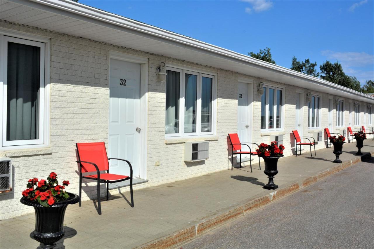 Motel Quatre Saisons Forestville Ngoại thất bức ảnh